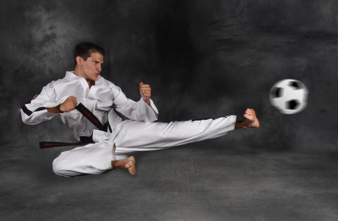 A lezione di karate sul campo da calcio!