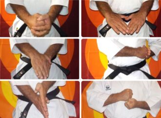La posizione iniziale delle mani nel kata